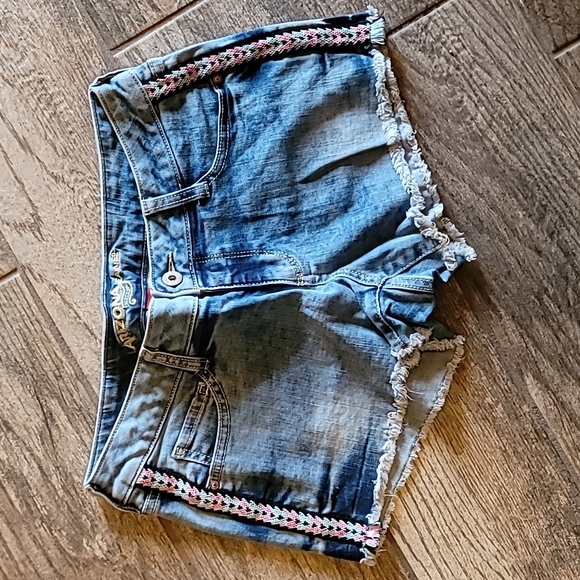 Arizona Jeans Shorts in EUC with Details on the side - Picture 1 of 7